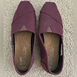 Tom’s maroon canvas shoes